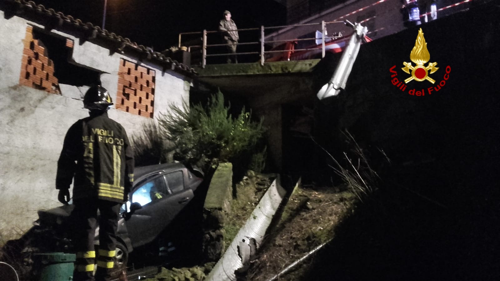 Auto fuori strada sfonda il guard rail e finisce su una abitazione ...